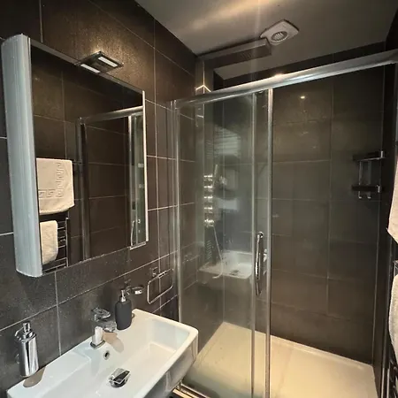 Stylish, In Clifton Apartman *